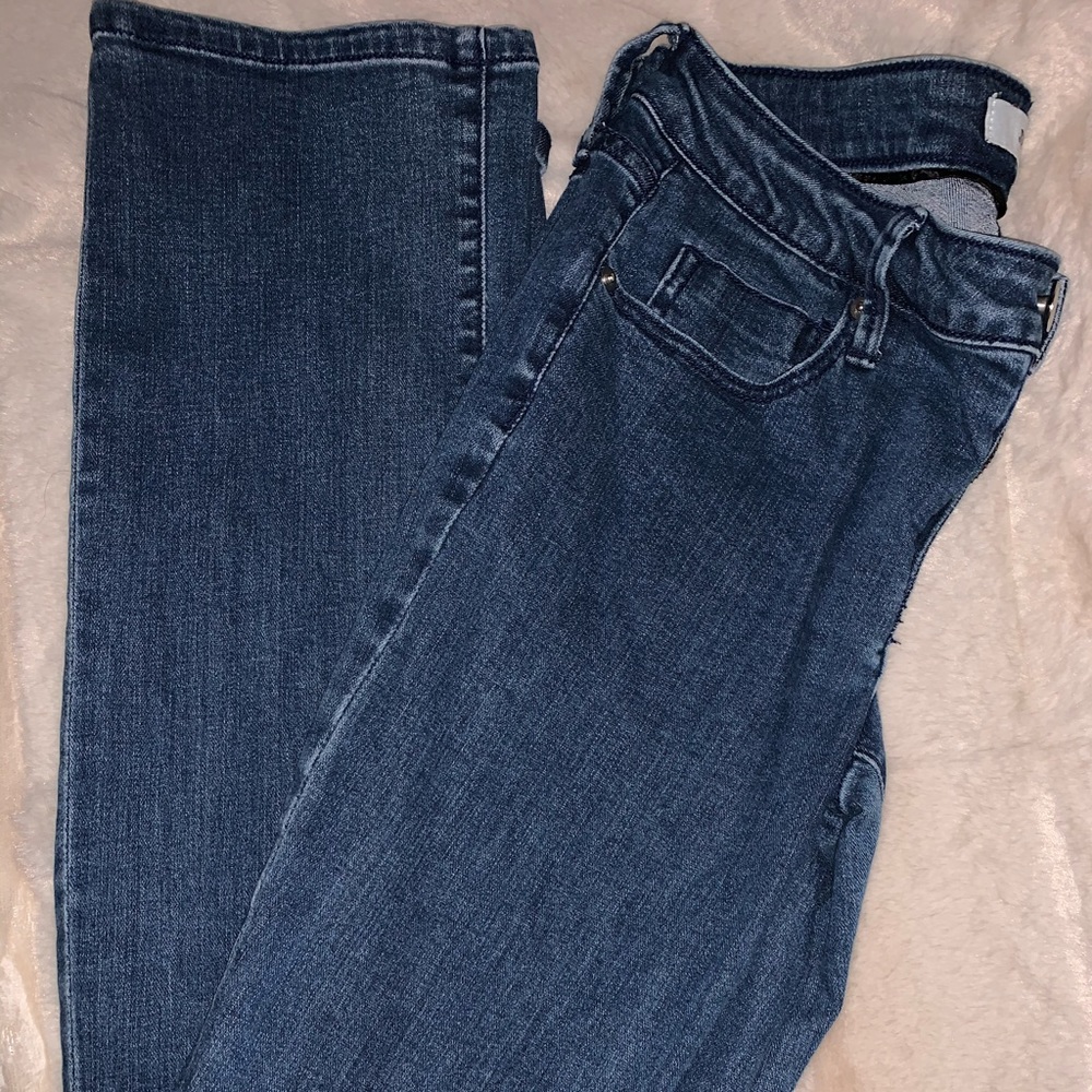 Straight leg mid waist jeans.
